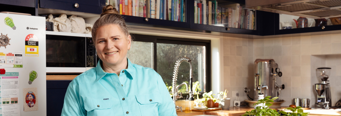 Grow Basil Indoors Course Cover Image Grow basil indoors with Larissa